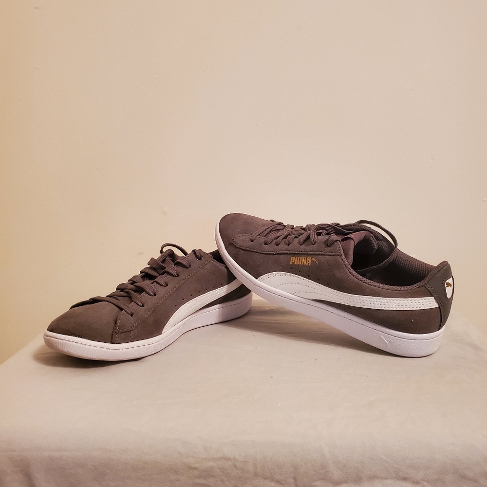 Gray/White Suede Puma Shoes Size 8 Women's